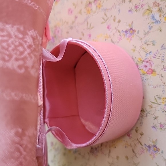 Putting on the Ritz Jewelry Unique Gift Box Victorian Bonnet 👒  with Hat Box - Picture 5 of 11